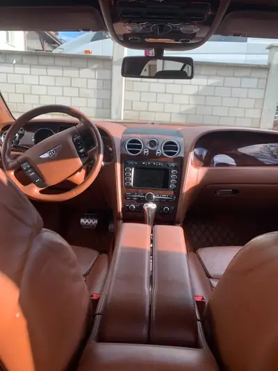 Bentley Continental Flying Spur 6.0 — Berline de luxe britannique, 560 ch sans compromis — dettaglio