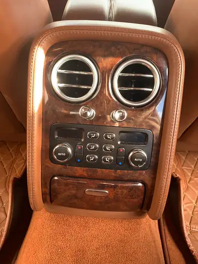 Bentley Continental Flying Spur 6.0 — Berline de luxe britannique, 560 ch sans compromis — interni