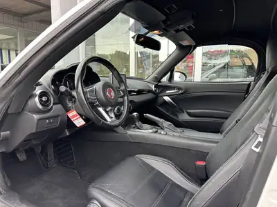 FIAT 124 Spider 2017 — Cabriolet sportif à boîte manuelle, 48 500 km — detail