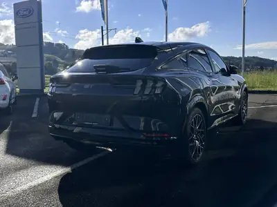 Ford Mustang Mach-E — SUV électrique haute performance, 9000 km seulement — rear view
