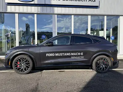 Ford Mustang Mach-E — SUV électrique haute performance, 9000 km seulement — dashboard