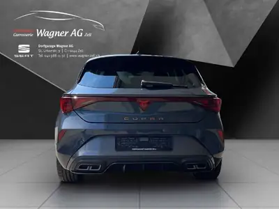 CUPRA Leon Mild-Hybrid — Sportivité et efficacité énergétique pour 7500 km seulement — Heckansicht