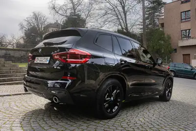 BMW X3 xDrive 30d — SUV premium diesel 6-cylindres, entretien impeccable et garantie jusqu'à 2027 — vista posteriore