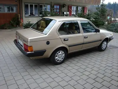 Volvo 360 GLE 1983 — Berline classique avec toit ouvrant, intérieur préservé — fianco