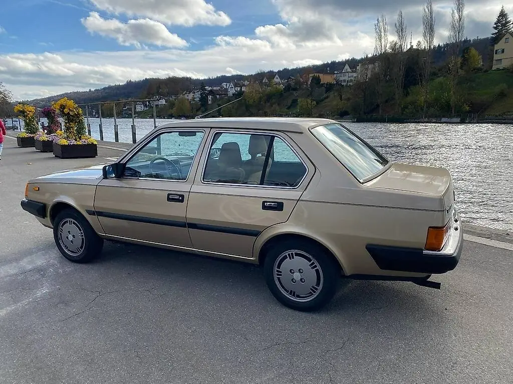 Volvo 360 GLE 1983 — Berline classique avec toit ouvrant, intérieur préservé
