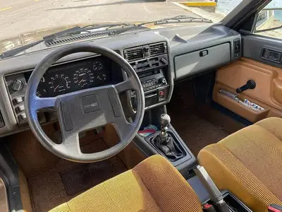 Volvo 360 GLE 1983 — Berline classique avec toit ouvrant, intérieur préservé — interni