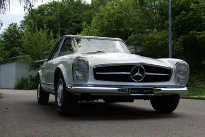 Mercedes-Benz 230 Cabriolet 1964 — Chef-d'œuvre rétro avec hardtop et capote d'époque — côté