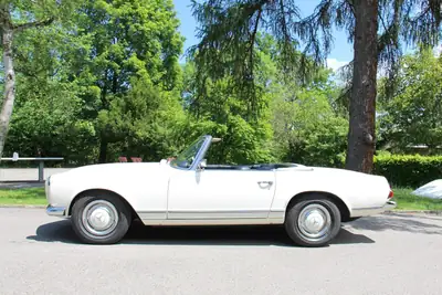 Mercedes-Benz 230 Cabriolet 1964 — Chef-d'œuvre rétro avec hardtop et capote d'époque — vue extérieure