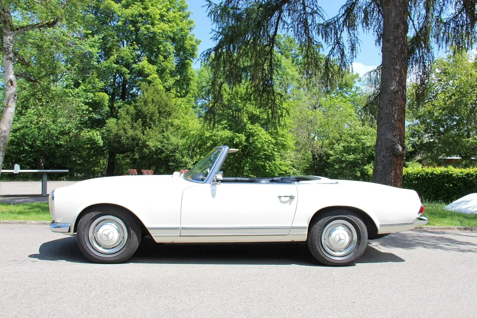 Mercedes-Benz 230 Cabriolet 1964 — Chef-d'œuvre rétro avec hardtop et capote d'époque — vue extérieure