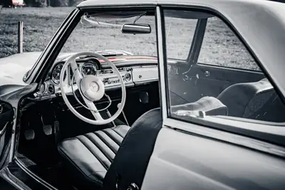 Mercedes-Benz 230 Cabriolet 1964 — Chef-d'œuvre rétro avec hardtop et capote d'époque — Miniature 9