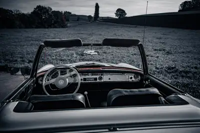 Mercedes-Benz 230 Cabriolet 1964 — Chef-d'œuvre rétro avec hardtop et capote d'époque — Miniature 11