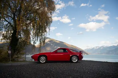 Porsche 928 1977 — Coupé mythique, véhicule veteran avec FIVA-Pass — fianco