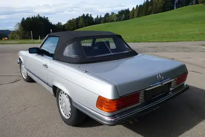 Mercedes-Benz 420 Cabriolet 1988 — Élégance rétro, moteur V8 puissant — interni