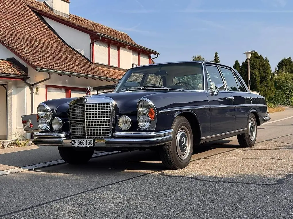 Mercedes-Benz 280 SE 1971 — V8 classique, statut vétéran, état impeccable — vista esterna