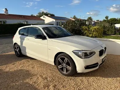 BMW Série 1 3-portes diesel — Robuste berline compacte, 4 pneus hiver inclus — Seitenansicht