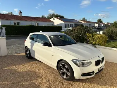 BMW Série 1 3-portes diesel — Robuste berline compacte, 4 pneus hiver inclus — Heckansicht