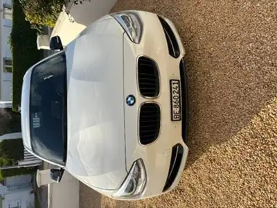 BMW Série 1 3-portes diesel — Robuste berline compacte, 4 pneus hiver inclus — Innenraum