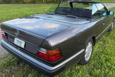 Mercedes-Benz 300 CE-24 Cabriolet — Youngtimer élégant, état impeccable, 227'000 km — tableau de bord