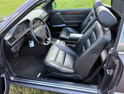 Mercedes-Benz 300 CE-24 Cabriolet — Youngtimer élégant, état impeccable, 227'000 km — détail