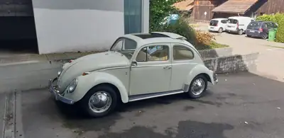 VW Käfer 1963 — Légende automobile avec immatriculation Veteranen — vista posteriore