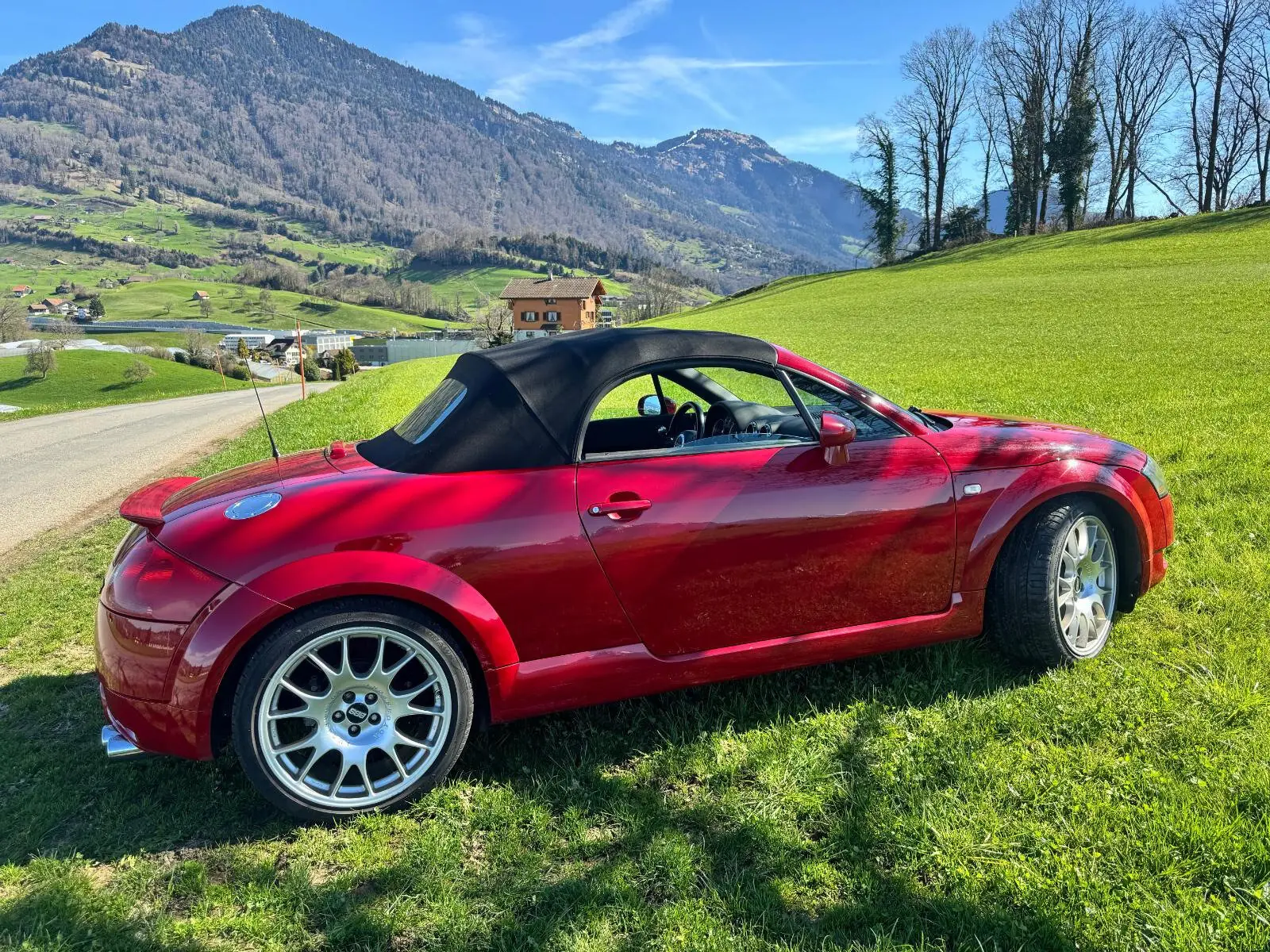 Audi TT Cabriolet 2001 — Roadster iconique 180 ch, toit ouvert, design intemporel — vue extérieure