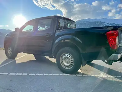 Nissan Navara 2022 — Pick-up robuste 4x4, 52 800 km, diesel automatique — Heckansicht