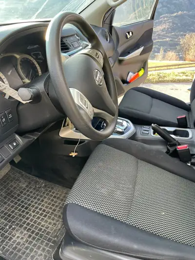 Nissan Navara 2022 — Pick-up robuste 4x4, 52 800 km, diesel automatique — Miniatur 8