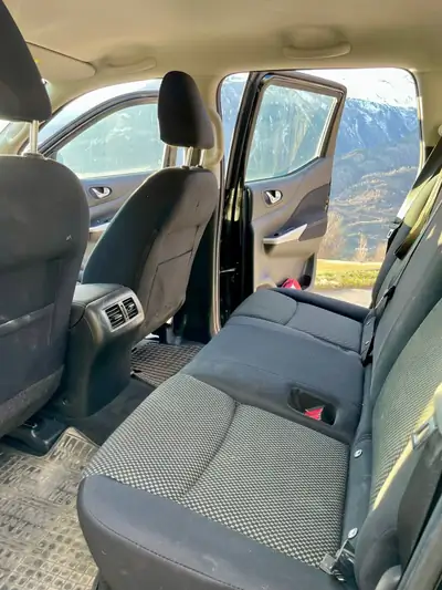 Nissan Navara 2022 — Pick-up robuste 4x4, 52 800 km, diesel automatique — Miniatur 9