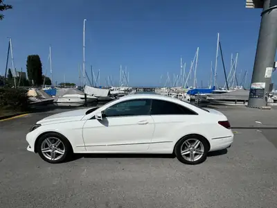 Mercedes-Benz E 200 Coupé 2015 — Élégance intemporelle et motorisation fiable — côté