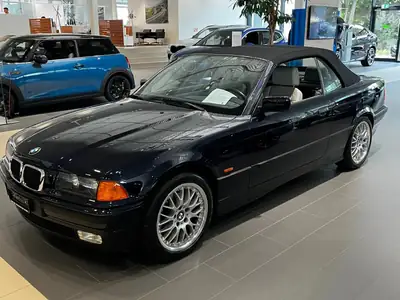 BMW 328i Cabriolet 1999 — Roadster classique, entretien récent, toit électrique — vista esterna