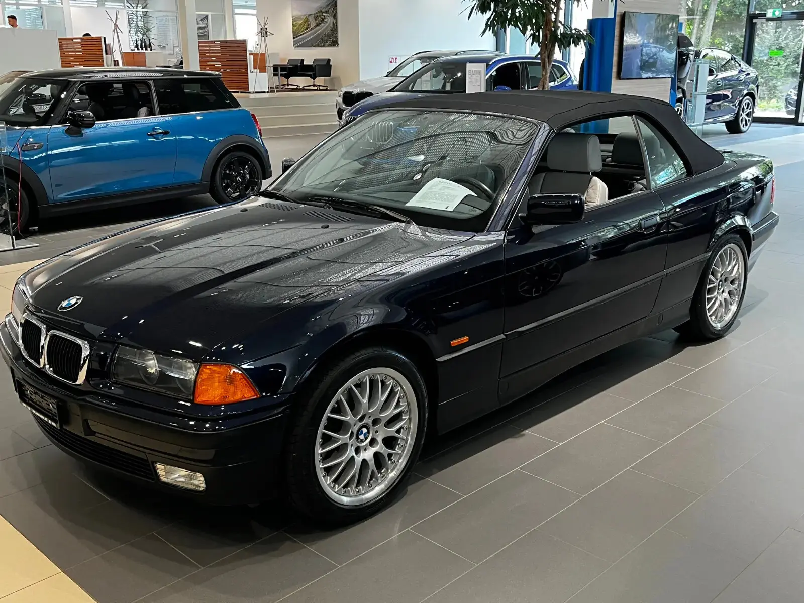 BMW 328i Cabriolet 1999 — Roadster classique, entretien récent, toit électrique — vista esterna