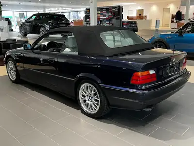 BMW 328i Cabriolet 1999 — Roadster classique, entretien récent, toit électrique — fianco
