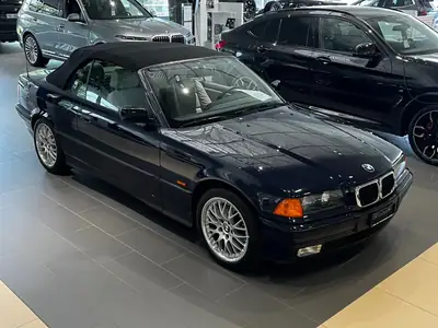 BMW 328i Cabriolet 1999 — Roadster classique, entretien récent, toit électrique — vista posteriore
