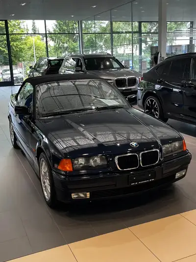 BMW 328i Cabriolet 1999 — Roadster classique, entretien récent, toit électrique — interni