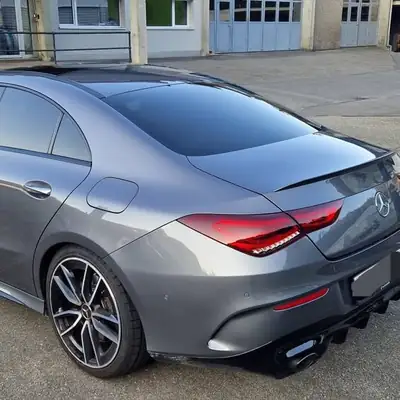 Mercedes-Benz CLA 35 AMG — Performance sportive et élégance allemande — vista posteriore