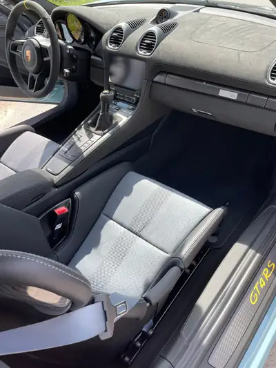 Porsche Cayman 500 ch — Sportive de prestige, kilométrage quasi neuf — intérieur