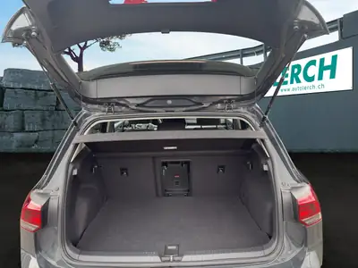 VW Golf 150 ch Hybride — Berline polyvalente, 23 500 km seulement — Miniatura 15