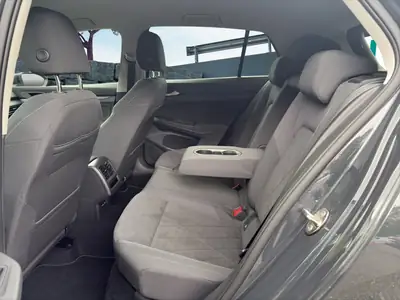 VW Golf 150 ch Hybride — Berline polyvalente, 23 500 km seulement — Miniatura 14