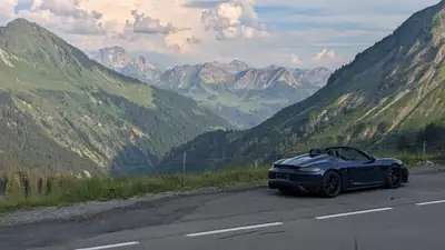 Porsche 718 Spyder — Roadster pur-sang 420 ch, boîte manuelle, Gentian Blue rarissime — côté