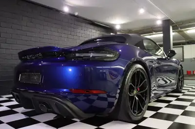 Porsche 718 Spyder — Roadster pur-sang 420 ch, boîte manuelle, Gentian Blue rarissime — tableau de bord