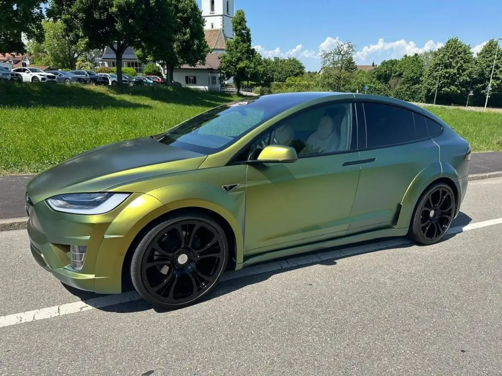 Tesla Model X 2017 — SUV électrique 7 places, exemplaire unique avec customisation FAB — Außenansicht