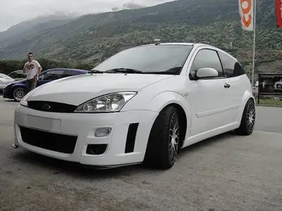 Ford Focus RS MK1 2002 — Sportive culte 215 ch, 8 fois chaussée, échappement Stoffler — vista posteriore
