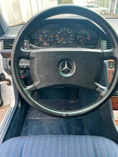 Mercedes-Benz 230 Berline 1990 — Élégance classique et motorisation fiable — arrière