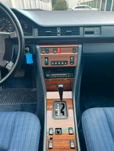 Mercedes-Benz 230 Berline 1990 — Élégance classique et motorisation fiable — intérieur