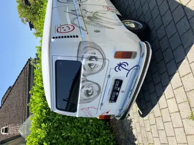 VW Bus 1974 — Légende rétro rénovée, 6 places, moteur révisionné — Heckansicht