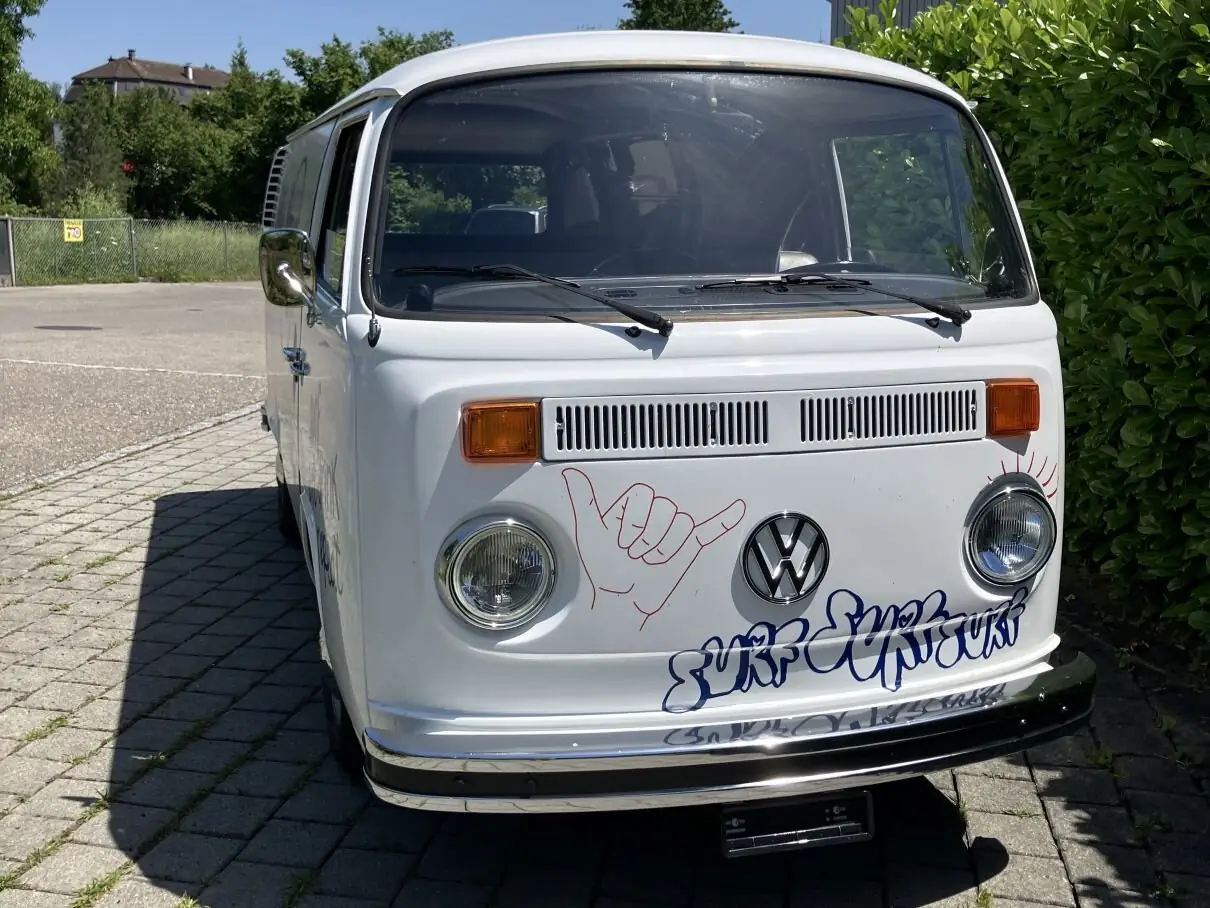 VW Bus 1974 — Légende rétro rénovée, 6 places, moteur révisionné — Außenansicht
