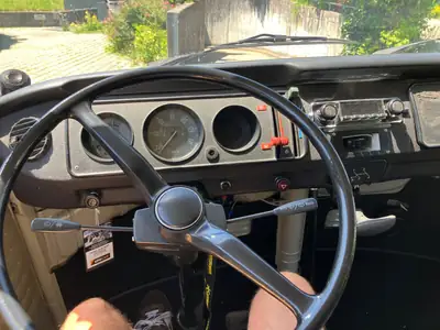 VW Bus 1974 — Légende rétro rénovée, 6 places, moteur révisionné — Armaturenbrett