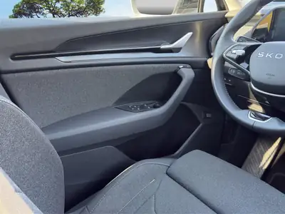 Skoda Kodiaq 2025 — SUV 7 places robuste avec toit panoramique et attelage — Miniatur 14