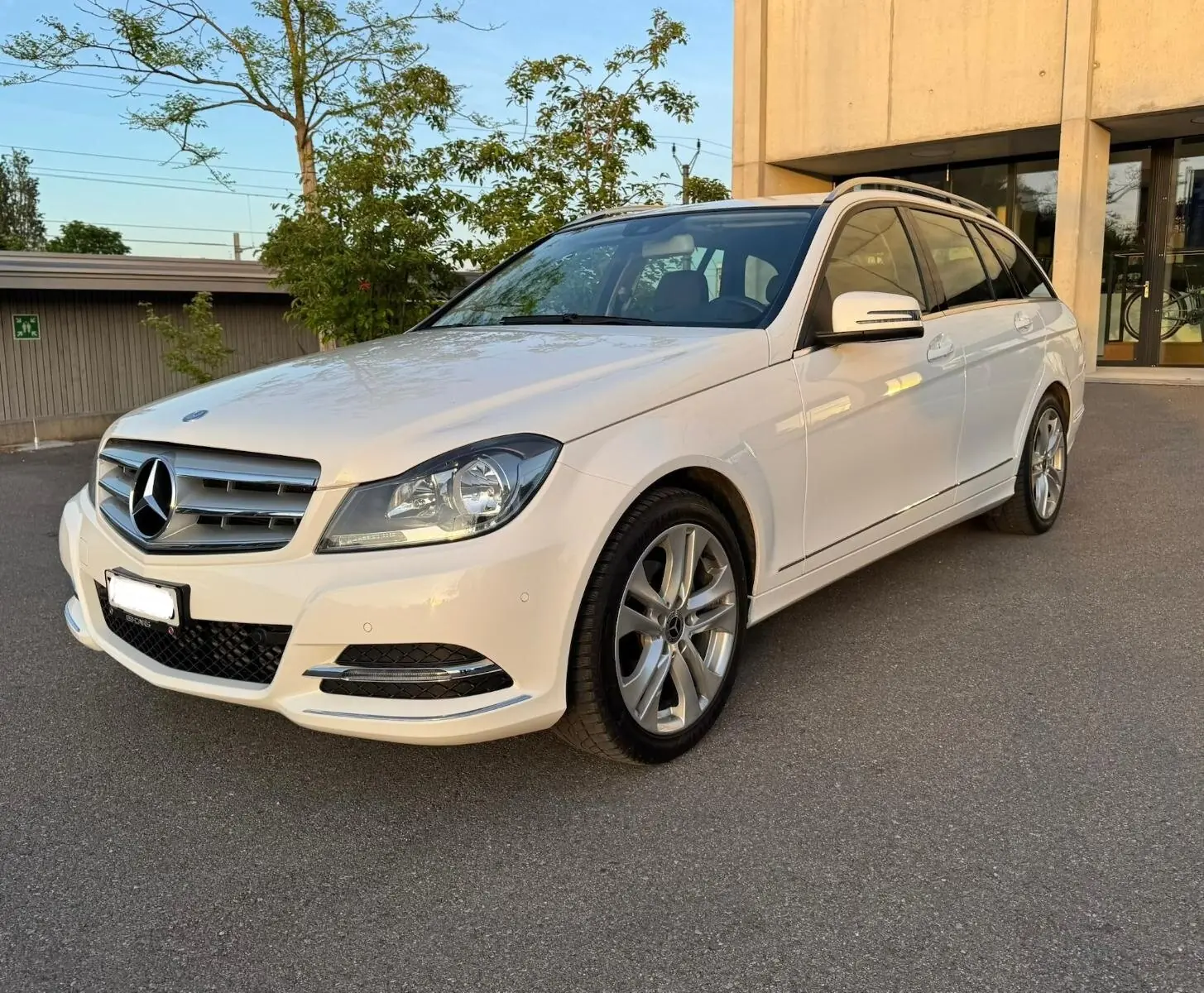 Mercedes-Benz Classe C 180 Break — Automatique, entretien Mercedes, 103'000 km — vue extérieure