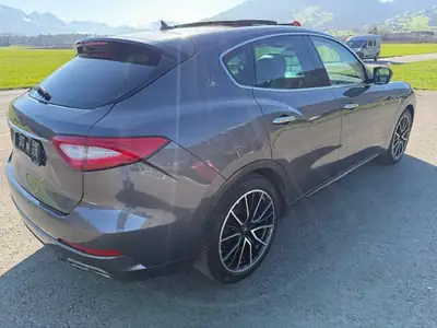 Maserati Levante 430 ch — SUV luxe sportif, attelage amovible rare, révision à jour — fianco